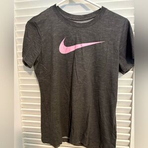 Juniors gray and pink Nike tee -S